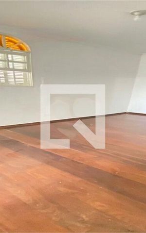 Casa para alugar com 373m², 3 quartos e 4 vagas