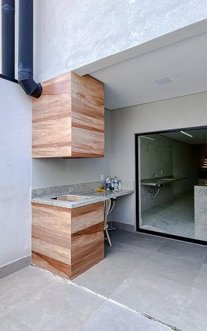 Casa à venda com 200m², 3 quartos e 3 vagas Casa à venda com 200m², 3 quartos e 3 vagasÁrea externa