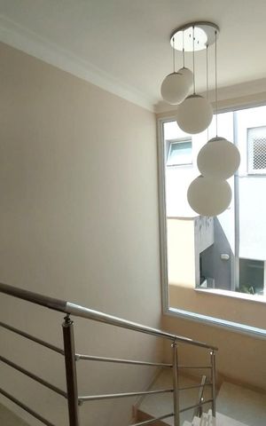 Casa de condomínio à venda com 345m², 4 quartos e 4 vagas Casa de condomínio à venda com 345m², 4 quartos e 4 vagasEscada