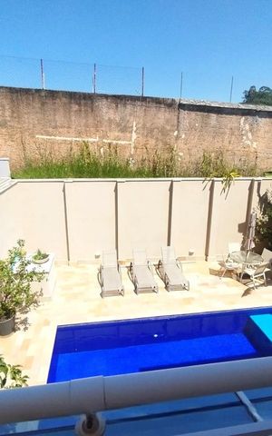 Casa de condomínio à venda com 345m², 4 quartos e 4 vagas Casa de condomínio à venda com 345m², 4 quartos e 4 vagasÁrea externa