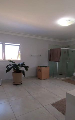 Casa de condomínio à venda com 345m², 4 quartos e 4 vagas Casa de condomínio à venda com 345m², 4 quartos e 4 vagasBanheiro