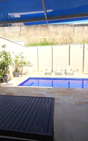 Casa de condomínio à venda com 345m², 4 quartos e 4 vagas Casa de condomínio à venda com 345m², 4 quartos e 4 vagasÁrea externa