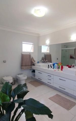 Casa de condomínio à venda com 345m², 4 quartos e 4 vagas Casa de condomínio à venda com 345m², 4 quartos e 4 vagasBanheiro