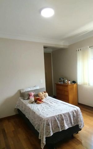 Casa de condomínio à venda com 345m², 4 quartos e 4 vagas Casa de condomínio à venda com 345m², 4 quartos e 4 vagasQuarto
