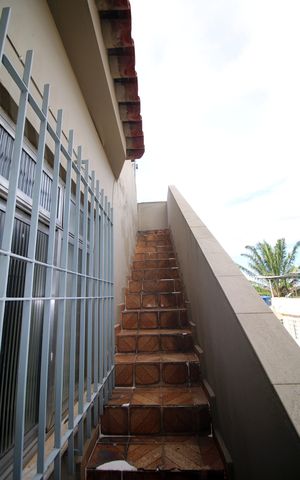 Casa à venda com 230m², 4 quartos e 3 vagasEscada - Terraço
