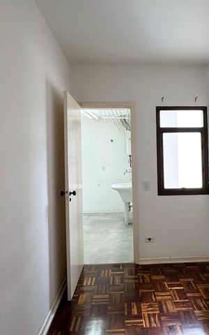 Apartamento à venda com 140m², 3 quartos e 2 vagas Apartamento à venda com 140m², 3 quartos e 2 vagasQuarto de Serviço