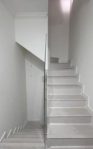 Casa à venda com 141m², 3 quartos e 2 vagas Casa à venda com 141m², 3 quartos e 2 vagasEscada