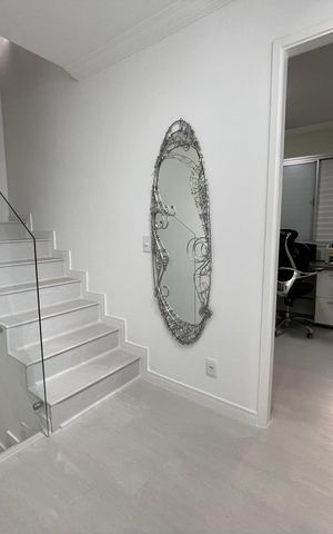 Casa à venda com 141m², 3 quartos e 2 vagas Casa à venda com 141m², 3 quartos e 2 vagasEscada