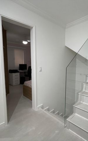 Casa à venda com 141m², 3 quartos e 2 vagas Casa à venda com 141m², 3 quartos e 2 vagasEscada