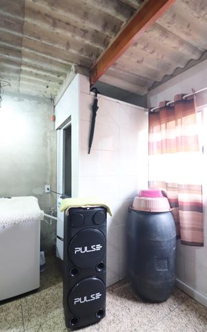 Casa à venda com 50m², 3 quartos e sem vagaÁrea de Serviço e Varanda 