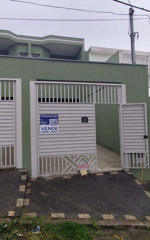 Casa à venda com 132m², 3 quartos e 2 vagas Casa à venda com 132m², 3 quartos e 2 vagasFachada