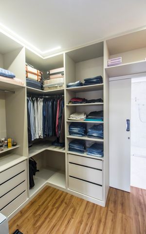Casa de condomínio à venda com 381m², 5 quartos e 4 vagas Casa de condomínio à venda com 381m², 5 quartos e 4 vagasCloset da suíte