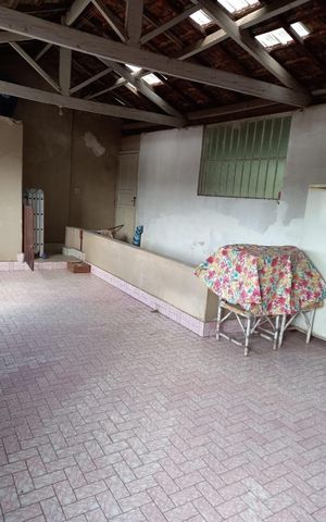 Casa à venda com 180m², 3 quartos e 2 vagas Casa à venda com 180m², 3 quartos e 2 vagasÁrea externa
