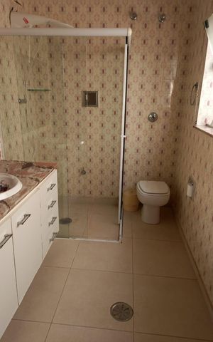 Casa à venda com 180m², 3 quartos e 2 vagas Casa à venda com 180m², 3 quartos e 2 vagasBanheiro
