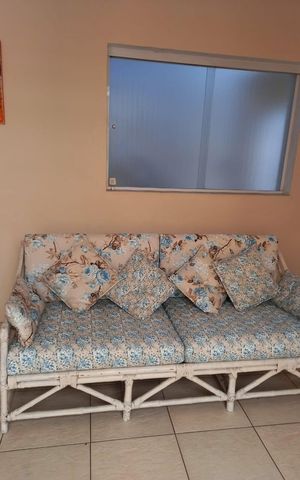 Casa à venda com 180m², 3 quartos e 2 vagas Casa à venda com 180m², 3 quartos e 2 vagasSala