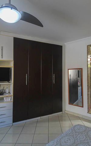 Casa para alugar com 355m², 4 quartos e 2 vagas Casa para alugar com 355m², 4 quartos e 2 vagasSuite
