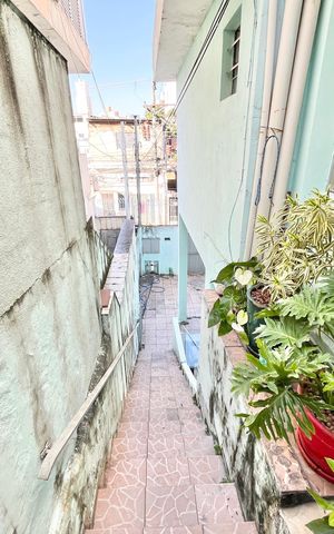 Casa à venda com 230m², 5 quartos e 3 vagas Casa à venda com 230m², 5 quartos e 3 vagasEscada