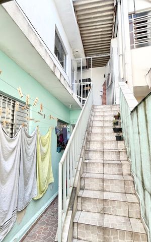 Casa à venda com 230m², 5 quartos e 3 vagas Casa à venda com 230m², 5 quartos e 3 vagasEscada