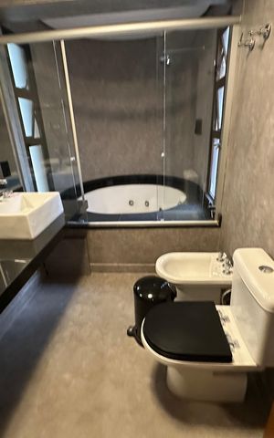 Apartamento para alugar com 300m², 4 quartos e 3 vagas Apartamento para alugar com 300m², 4 quartos e 3 vagasBanheiro da Suíte 2