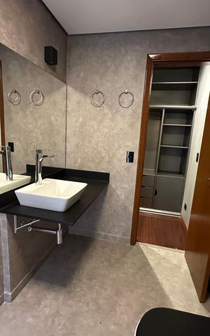Apartamento para alugar com 300m², 4 quartos e 3 vagas Apartamento para alugar com 300m², 4 quartos e 3 vagasBanheiro da Suíte 1