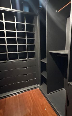 Apartamento para alugar com 300m², 4 quartos e 3 vagas Apartamento para alugar com 300m², 4 quartos e 3 vagasCloset