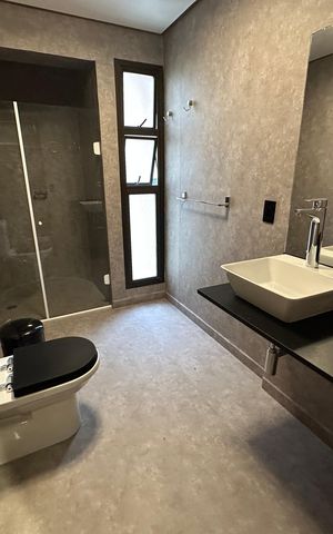 Apartamento para alugar com 300m², 4 quartos e 3 vagas Apartamento para alugar com 300m², 4 quartos e 3 vagasBanheiro da Suíte 1