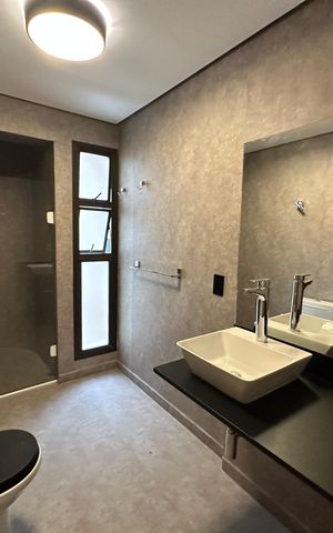 Apartamento para alugar com 300m², 4 quartos e 3 vagas Apartamento para alugar com 300m², 4 quartos e 3 vagasBanheiro da Suíte 1
