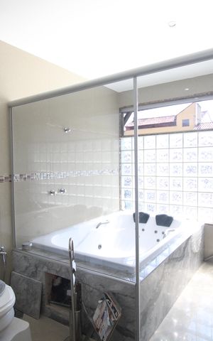 Casa à venda com 380m², 3 quartos e 3 vagasBanheiro da suíte 2