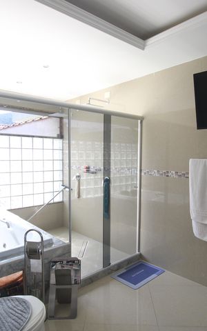Casa à venda com 380m², 3 quartos e 3 vagasBanheiro da suíte 2