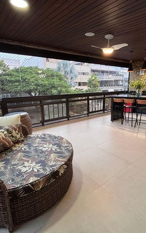 Apartamento à venda com 188m², 3 quartos e 2 vagas Apartamento à venda com 188m², 3 quartos e 2 vagasVaranda