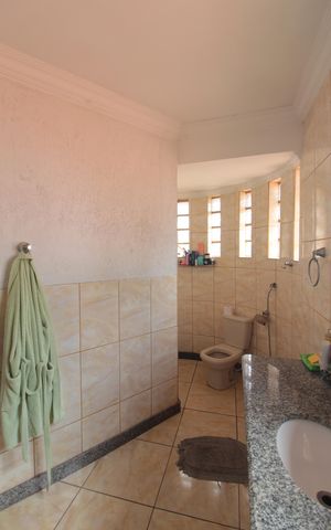 Casa à venda com 450m², 4 quartos e 7 vagasBanheiro da Suite 1
