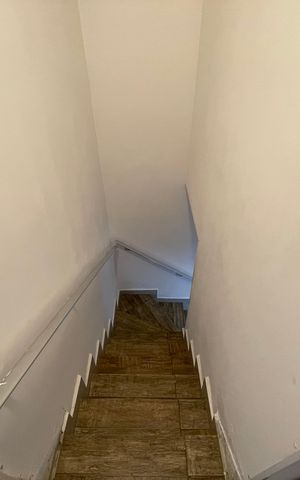 Casa à venda com 93m², 3 quartos e 1 vaga Casa à venda com 93m², 3 quartos e 1 vagaEscada