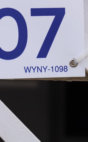 Casa à venda com 93m², 2 quartos e 2 vagasPlaca instalada no portão - Código da placa: WYNY-1098