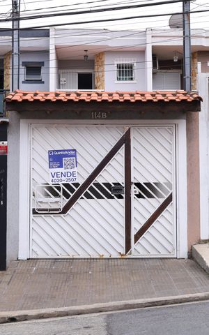 Casa à venda com 93m², 2 quartos e 2 vagasFachada do imóvel - Placa instalada no portão - Código da placa: