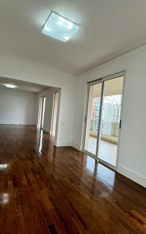 Apartamento à venda com 260m², 4 quartos e 4 vagas Apartamento à venda com 260m², 4 quartos e 4 vagasSala
