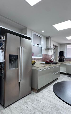 Casa de condomínio à venda com 300m², 5 quartos e 2 vagas Casa de condomínio à venda com 300m², 5 quartos e 2 vagasCozinha e Área de Serviço