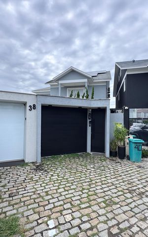 Casa de condomínio à venda com 300m², 5 quartos e 2 vagas Casa de condomínio à venda com 300m², 5 quartos e 2 vagasFachada