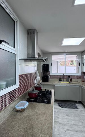Casa de condomínio à venda com 300m², 5 quartos e 2 vagas Casa de condomínio à venda com 300m², 5 quartos e 2 vagasCozinha e Área de Serviço
