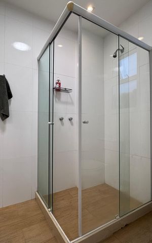 Casa de condomínio à venda com 300m², 5 quartos e 2 vagas Casa de condomínio à venda com 300m², 5 quartos e 2 vagasÁrea externa - Banheiro