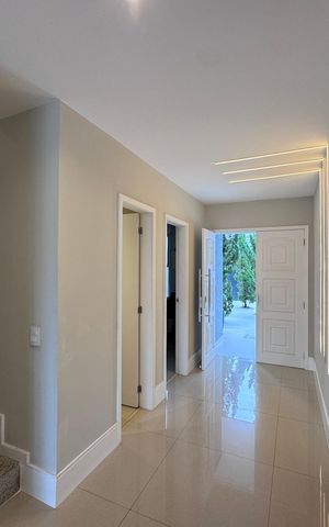 Casa de condomínio à venda com 300m², 5 quartos e 2 vagas Casa de condomínio à venda com 300m², 5 quartos e 2 vagasCorredor