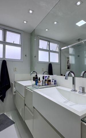 Casa de condomínio à venda com 300m², 5 quartos e 2 vagas Casa de condomínio à venda com 300m², 5 quartos e 2 vagasSuíte 1 - Banheiro