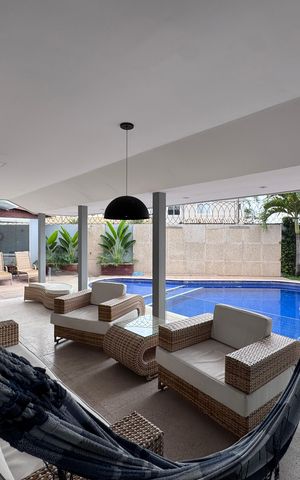 Casa de condomínio à venda com 300m², 5 quartos e 2 vagas Casa de condomínio à venda com 300m², 5 quartos e 2 vagasÁrea externa