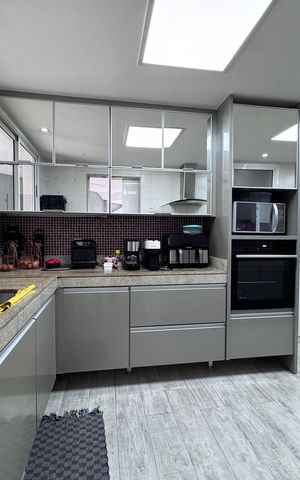 Casa de condomínio à venda com 300m², 5 quartos e 2 vagas Casa de condomínio à venda com 300m², 5 quartos e 2 vagasCozinha e Área de Serviço