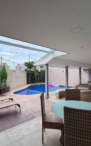 Casa de condomínio à venda com 300m², 5 quartos e 2 vagas Casa de condomínio à venda com 300m², 5 quartos e 2 vagasÁrea externa