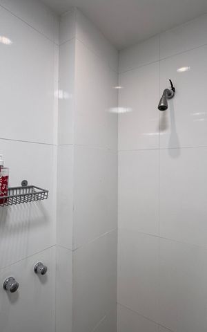 Casa de condomínio à venda com 300m², 5 quartos e 2 vagas Casa de condomínio à venda com 300m², 5 quartos e 2 vagasÁrea externa - Banheiro
