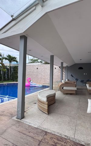 Casa de condomínio à venda com 300m², 5 quartos e 2 vagas Casa de condomínio à venda com 300m², 5 quartos e 2 vagasÁrea externa
