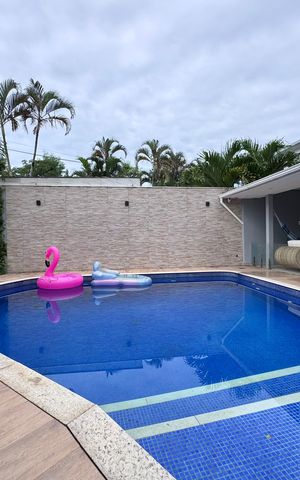 Casa de condomínio à venda com 300m², 5 quartos e 2 vagas Casa de condomínio à venda com 300m², 5 quartos e 2 vagasÁrea externa