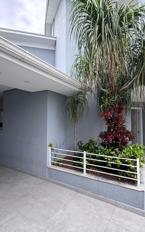 Casa de condomínio à venda com 300m², 5 quartos e 2 vagas Casa de condomínio à venda com 300m², 5 quartos e 2 vagasÁrea externa