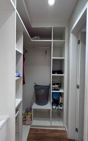 Casa de condomínio à venda com 300m², 5 quartos e 2 vagas Casa de condomínio à venda com 300m², 5 quartos e 2 vagasSuíte 3 - Closet