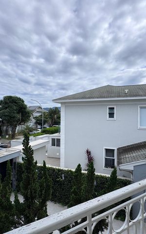 Casa de condomínio à venda com 300m², 5 quartos e 2 vagas Casa de condomínio à venda com 300m², 5 quartos e 2 vagasSuíte 3 - Varanda